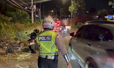 Respons-Cepat-Call-Center-110,-Personel-Polresta-Kupang-Kota-Urai-Kemacetan-Akibat-Truk-Kontainer-Rusak-di-Depan-Konsulat-Timor-Leste
