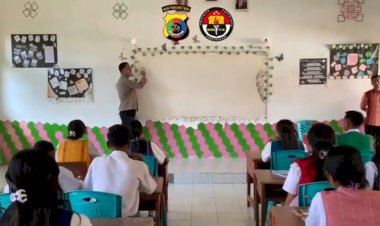 Aipda-Bernadus-Mallo,-Polisi-Pengajar-Bahasa-Inggris-yang-Menginspirasi-Pelajar-di-Sumba-Barat