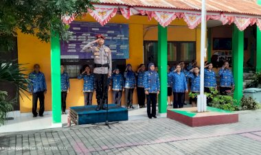 Polisi-Jadi-Inspektur-Upacara-di-Sejumlah-Sekolah-Kota-Kupang,-Dirbinmas-Polda-NTT:-Bentuk-Generasi-NTT-yang-Disiplin-dan-Bermoral