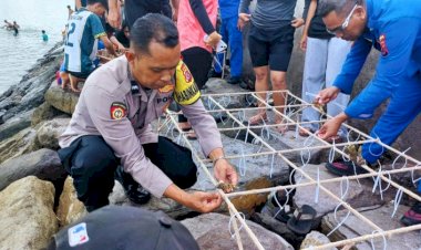Bhabinkamtibmas-Polres-Flores-Timur-Bersama-Warga-Tanam-Terumbu-Karang-di-Pesisir-Pantai-Tuan-Ma