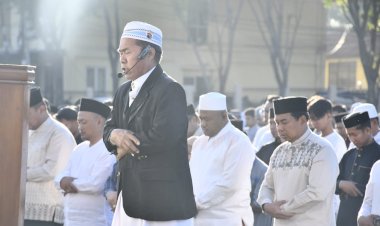 Ribuan-Jamaah-Padati-Lapangan-Bhayangkara,-Kapolda-NTT-Rayakan-Idul-Adha-dalam-Semangat-Toleransi-dan-Kebersamaan