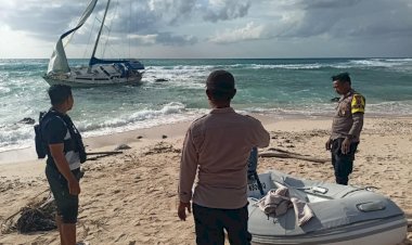 Kapal-Yacht-Berbendera-Australia-Terdampar-di-Pantai-Rote-Timur,-Polisi-Lakukan-Pengamanan-dan-Penyelidikan