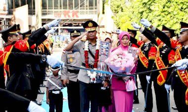 Tradisi-Pedang-Pora-Sambut-Wakapolda-NTT-Brigjen-Pol-Faizal,-Awali-Pengabdian-di-Bumi-Flobamorata