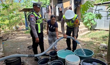 Wujud-Kepedulian-Polri-di-Hari-Bhayangkara-ke-80,-Polres-Sumba-Timur-Salurkan-10.000-Liter-Air-Bersih-untuk-Warga-Padadita