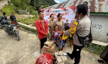 Sambut-HUT-Bhayangkara-ke-80,-Polsek-Kuwus-Tembus-Jalan-Rusak-Bantu-Janda-Lansia-Korban-Kebakaran