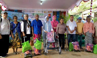 Bhayangkari-NTT-Dampingi-SERUNI-KMP-Bidang-IV-Salurkan-Bantuan-Sosial-di-Kabupaten-Kupang