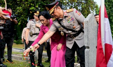 Menghormati-Jasa,-Melanjutkan-Pengabdian:-Wakapolri-Pimpin-Ziarah-Nasional-Menjelang-Hari-Bhayangkara-ke-80