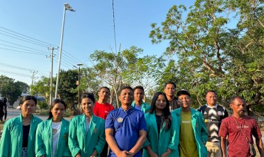 Tergerak-Nurani,-Anggota-Polri-Bersama-Pemuda-dan-Mahasiswa-Pasang-Lampu-Jalan-Demi-Keselamatan-Warga