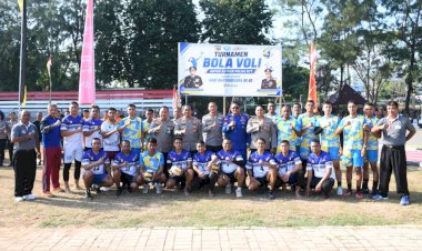 Kapolda-NTT-Saksikan-Langsung-Semifinal-Turnamen-Voli-Hari-Bhayangkara-ke-80,-Dua-Satker-ini-akan-Berhadapan-di-Final
