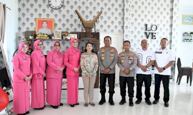 Menjaga-Ikatan-Pengabdian-yang-Tak-Pernah-Usai,-Kapolda-NTT-Sambangi-Warakawuri-Almarhum-Kombes-Pol-Yudi-Sinlaloe