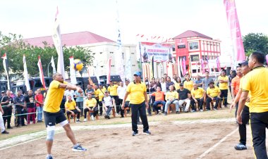 Polwan-Tundukkan-Tim-Pejabat-Utama,-Laga-Eksebisi-Voli-HUT-Bhayangkara-ke-80-Berlangsung-Seru-dan-Penuh-Gelak-Tawa