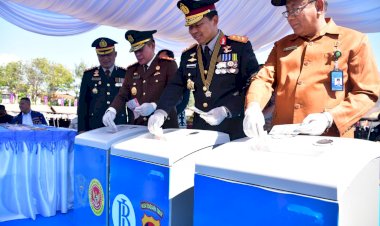 Peringati-Hari-Bhayangkara-ke-80,-Polda-NTT-Bersama-BI-dan-Forkopimda-Musnahkan-1.723-Lembar-Uang-Palsu