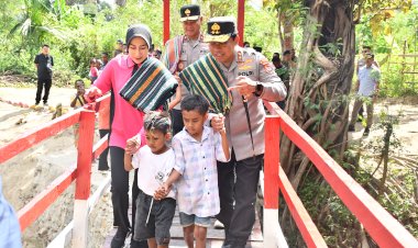 Kapolda-NTT-Resmikan-Jembatan-Merah-Putih,-Tangis-Haru-Warga-Bestobe-Pecah-Sambut-Harapan-Baru
