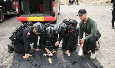 Polres-Flores-Timur-Bersama-Tim-Jibom-Brimob-Polda-NTT-Amankan-dan-Musnahkan-Bom-Rakitan-Aktif-di-Adonara-Timur
