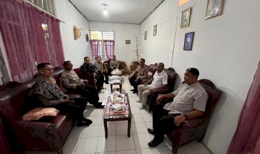 Kapolres-TTS-Tinjau-Langsung-Lokasi-Penganiayaan-yang-Mengakibatkan-Korban-Meninggal-Dunia-dan-Pengerusakan,-Polda-NTT-Pastikan-Penanganan-Profesional-serta-Jaga-Kondusivitas