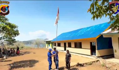 Sambut-HUT-Ke-81-RI,-Ditpolairud-Polda-NTT-Bangun-Tiang-Bendera-di-Sekolah-Pulau-Kukusan,-Wujudkan-Semangat-NTT-Penuh-Kasih