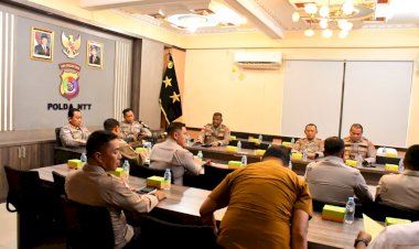 Ritual-Bau-Lolon-Satukan-Dua-Kampung,-Kapolda-NTT-Dorong-Perdamaian-Jadi-Komitmen-Bersama