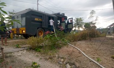 Dukung-Kebijakan-Kapolda-NTT,-Polres-TTS-Salurkan-Air-Bersih-untuk-Warga-Desa-Pusu