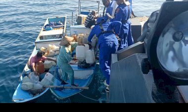 Polairud-Polda-NTT-Salurkan-Air-Bersih-untuk-Warga-Pulau-Kera,-Semarakkan-HUT-ke-81-RI