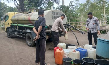 Peduli-Warga-Terdampak-Kemarau,-Polres-Ngada-Salurkan-Air-Bersih-ke-Kampung-Bopoma