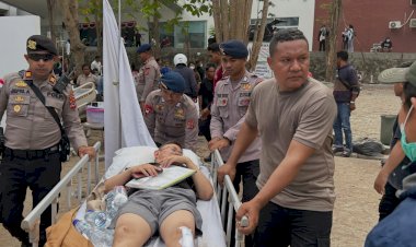 Pasca-Gempa-M-7,7-Flores:-TNI-Polri-dan-Tim-Medis-Evakuasi-Puluhan-Pasien-di-Labuan-Bajo