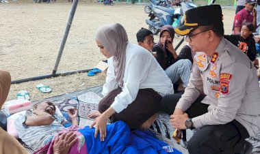 Kapolres-Nagekeo-Bersama-Ketua-Bhayangkari-Cabang-Nagekeo-Kunjungi-Tenda-Pengungsian-Korban-Gempa-di-Lapangan-Berdikari-Danga