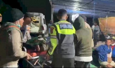 Aksi-Heroik-Menembus-Malam:-Polri-Hadir-dengan-Kasih-dan-Cinta-untuk-Masyarakat-Flores,-NTT