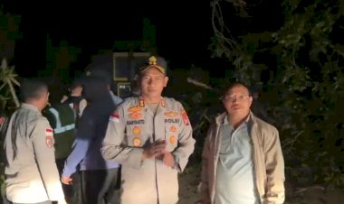 Malam-Hari,-Polisi-dan-Warga-Berjibaku-Buka-Akses-Jalan-Tertutup-Longsor-Akibat-Gempa-di-Manggarai-Timur