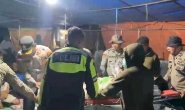 Subuh-Hari,-Polres-Manggarai-Timur-Evakuasi-Pengungsi-Gempa-M7,7-Flores-yang-Melahirkan-Prematur-dan-Mengalami-Pendarahan