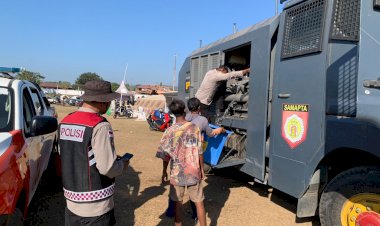 Polres-Sikka-Salurkan-6.000-Liter-Air-Bersih-untuk-1.264-Pengungsi-Gempa-Flores-di-Maumere