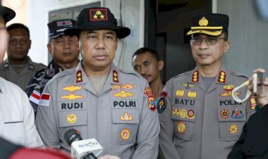 Kapolda-NTT-Tinjau-Rumah-Warga-Terdampak-Gempa,-Salurkan-Bantuan-Sosial
