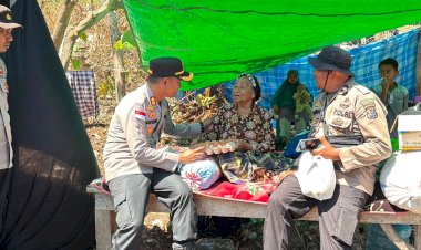 Kapolres-Manggarai-Timur-Bersama-Jajaran-Salurkan-Bansos-ke-Tenda-Darurat-Warga-Terdampak-Gempa-di-Lamba-Leda-Utara