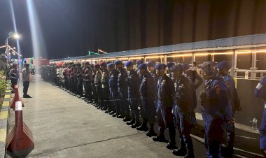 125-Personel-Polda-NTT-Diberangkatkan-dari-Kupang-ke-Flores-Menggunakan-Kapal-Ile-Labalekan