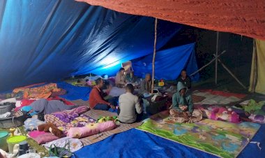Bhabinkamtibmas-Brigadir-Fedelis-Nada-Kawal-Pengungsi-Gempa-di-Tendakinde,-Nagekeo