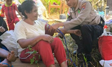 Polres-Ngada-Hadir-di-Tengah-Pengungsi-Desa-Naru,-Berikan-Layanan-Kesehatan-dan-Trauma-Healing