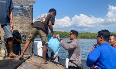 Polda-NTT-Salurkan-Bantuan-Korban-Gempa-Bumi-di-Palue-Sikka,-Kapal-Ditpolairud-Dikerahkan
