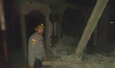 Pasca-Gempa-Bumi-di-Palue,-Polri-Evakuasi-Dua-Korban-Luka-Berat-ke-Maumere