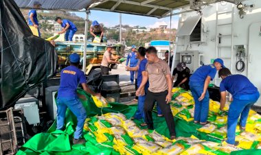 Kapal-Polairud-Polda-NTT-Angkut-17,5-Ton-Beras-dan-Ratusan-Paket-Sembako-untuk-Korban-Gempa-Reo