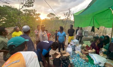 Instruksi-Kapolda-NTT,-Polres-Mabar-Menembus-Gelombang-Salurkan-Bantuan-Gempa-ke-Pulau-Longos