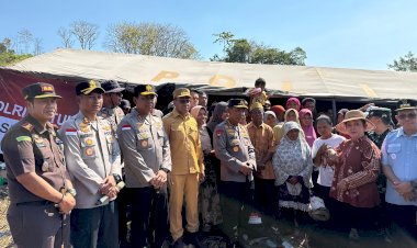 Kapolri-Didampingi-Kapolda-NTT-Tinjau-Pengungsian-di-Manggarai,-Pastikan-Kebutuhan-Warga-Terpenuhi