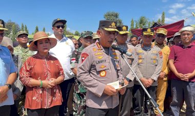 Polri-Perkuat-Penanganan-Gempa-NTT,-Kapolri-Tinjau-Lokasi-Terdampak-dan-Serahkan-Bantuan