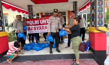 Polda-NTT-Salurkan-Sembako-dan-Berikan-Edukasi-kepada-Warga-Terdampak-Gempa-di-Manggarai-Timur