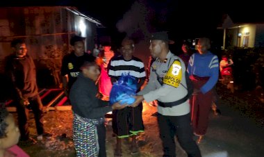 Polri-Peduli-Korban-Gempa-Flores:-Kapolsek-Lembor-Tembus-Malam-Salurkan-Bantuan-Sembako