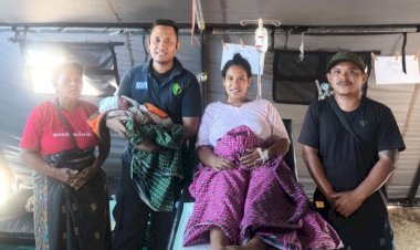 Tenaga-Kesehatan-Pusdokkes-Polri-dan-Biddokkes-Polda-NTT-Bantu-Persalinan-Korban-Gempa-di-Tenda-Pengungsian