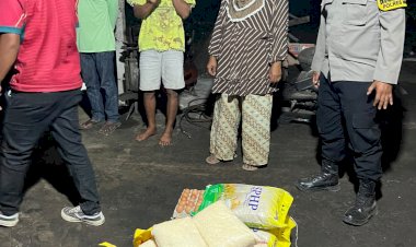 Bhabinkamtibmas-Polsek-Riung-Salurkan-Bantuan-Sembako-untuk-Warga-Terdampak-Bencana-di-Desa-Wate