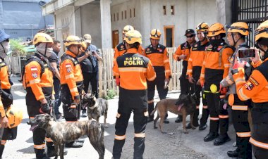 Tim-K-9-SAR-Polri-Sisir-Lokasi-Gempa-di-Reo,-Pastikan-Pencarian-Korban-Berjalan-Aman-dan-Terukur