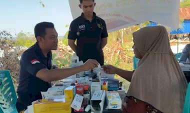 Polri-Hadirkan-Pelayanan-Kesehatan-dan-Salurkan-Bantuan-di-Pengungsian-Lamba-Leda-Utara