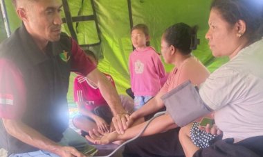 Polri-Hadir-di-Tengah-Pengungsi,-Sidokkes-Polres-Sikka-Berikan-Pelayanan-Kesehatan-di-Gelora-Samador