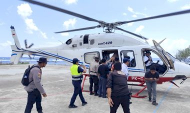 Tembus-Jalur-Udara,-Polri-Evakuasi-Dua-Warga-Palue:-Lansia-Korban-Reruntuhan-dan-Ibu-Hamil-Siap-Bersalin