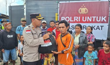 Polri-Salurkan-Bantuan-Sosial-kepada-Warga-Terdampak-Bencana-di-Rahong-Utara